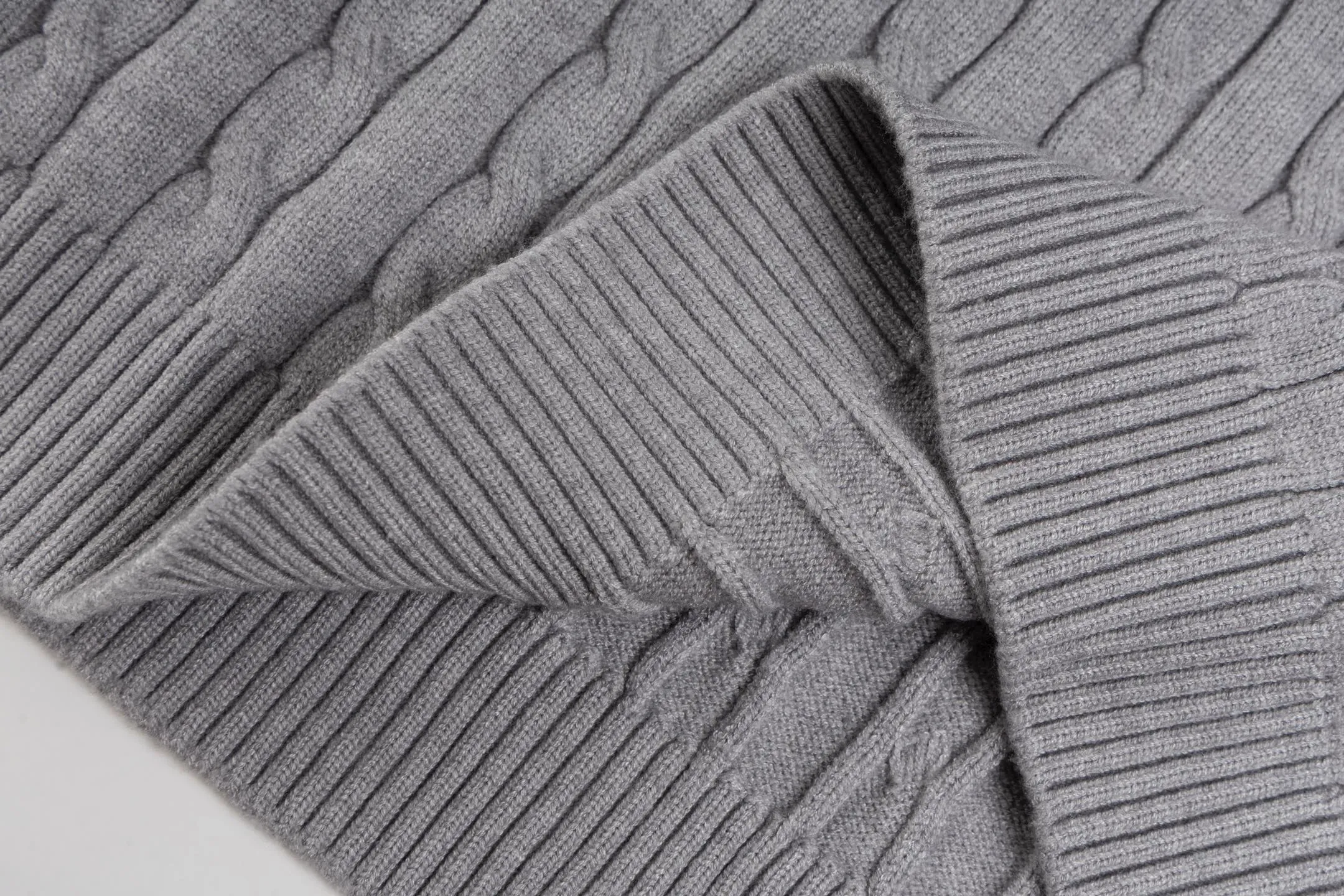 P240 style number B11 Raff half-zip twist embroidered knitted round neck sweater Official website counter consistent sweater High-elasticity imitation rabbit fur core-spun yarn fine knitted fabric Customized original lettering mold half-open zipper Popular Internet celebrity versatile OS version can be worn up to about 180 pounds Imported machine spinning takes a month to match the sweater Three standards are complete Customized accessories Matching version Same style for men and women Colour: Gray Black Size: S M L XL Manual measurement error of about 1-3cm is normal